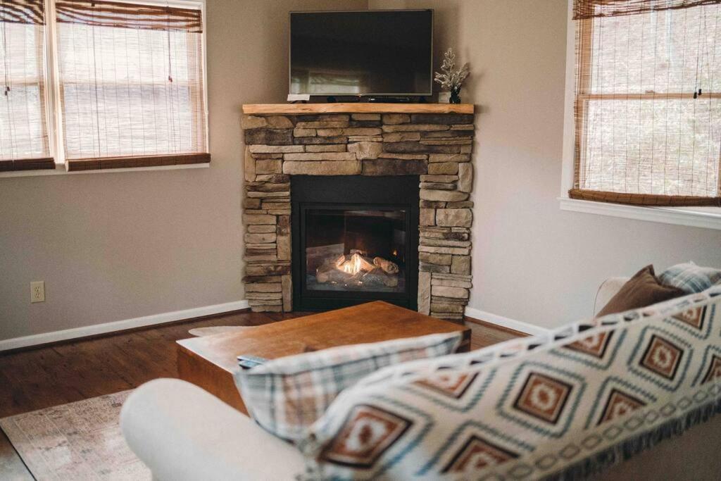Serene & Cozy - Peaceful View - Fireplace - Creek Fleetwood Eksteriør bilde